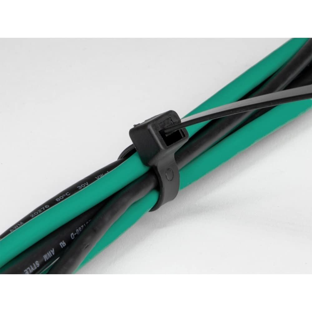Ein schwarzer Kabelbinder hält grüne und schwarze Kabel zusammen.