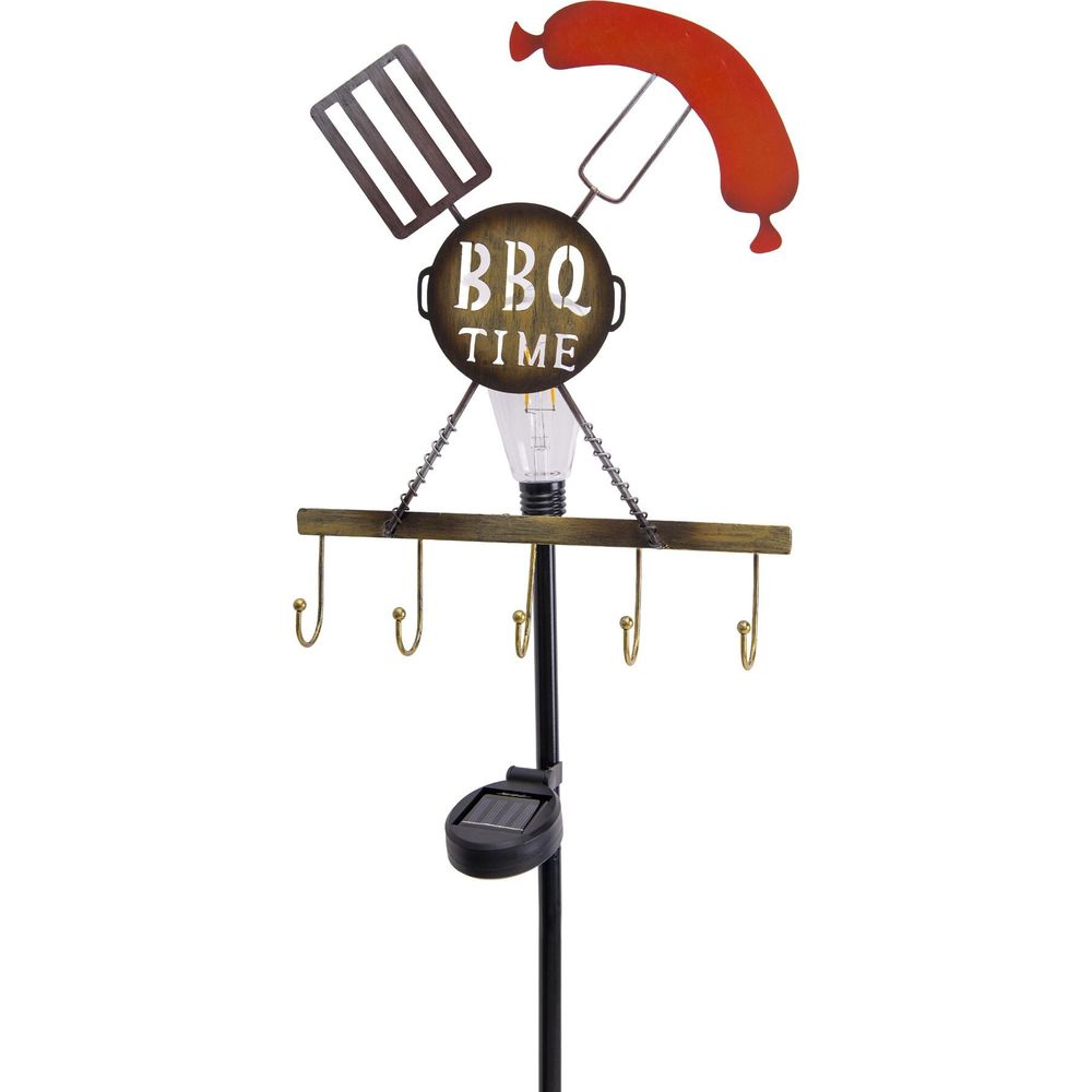 Decorazione da giardino BBQ con salsiccia, spatola, lampadina, ganci e pannello solare.