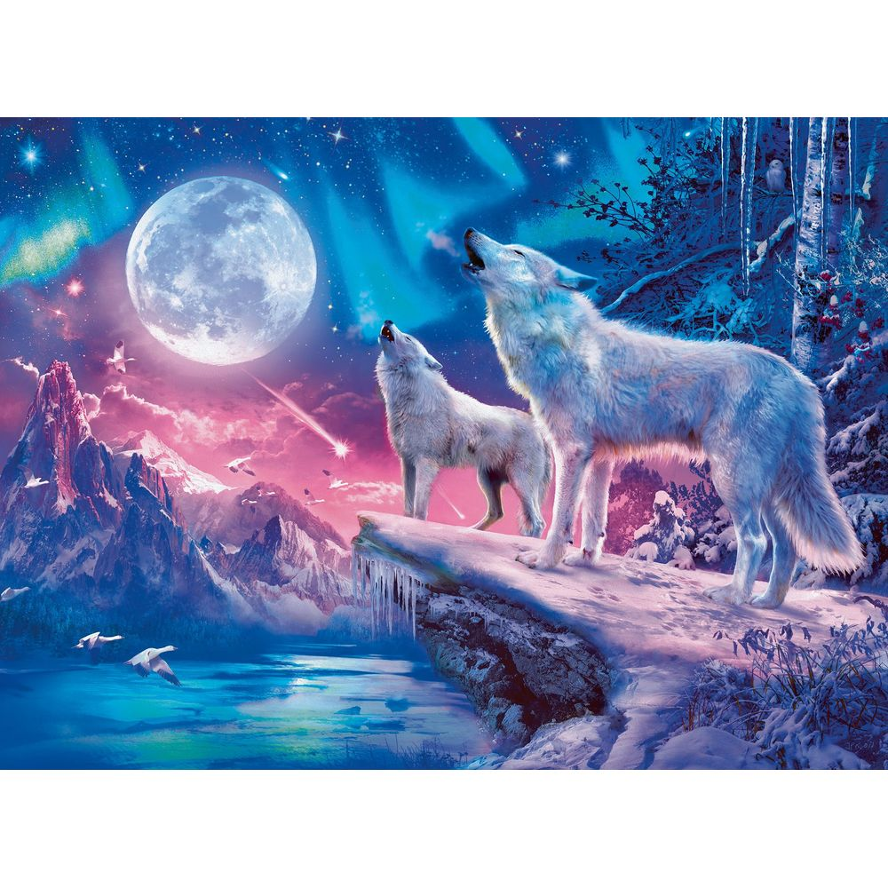 Zwei weiße Wölfe heulen auf einem felsigen Vorsprung unter dem Mond und den Nordlichtern.