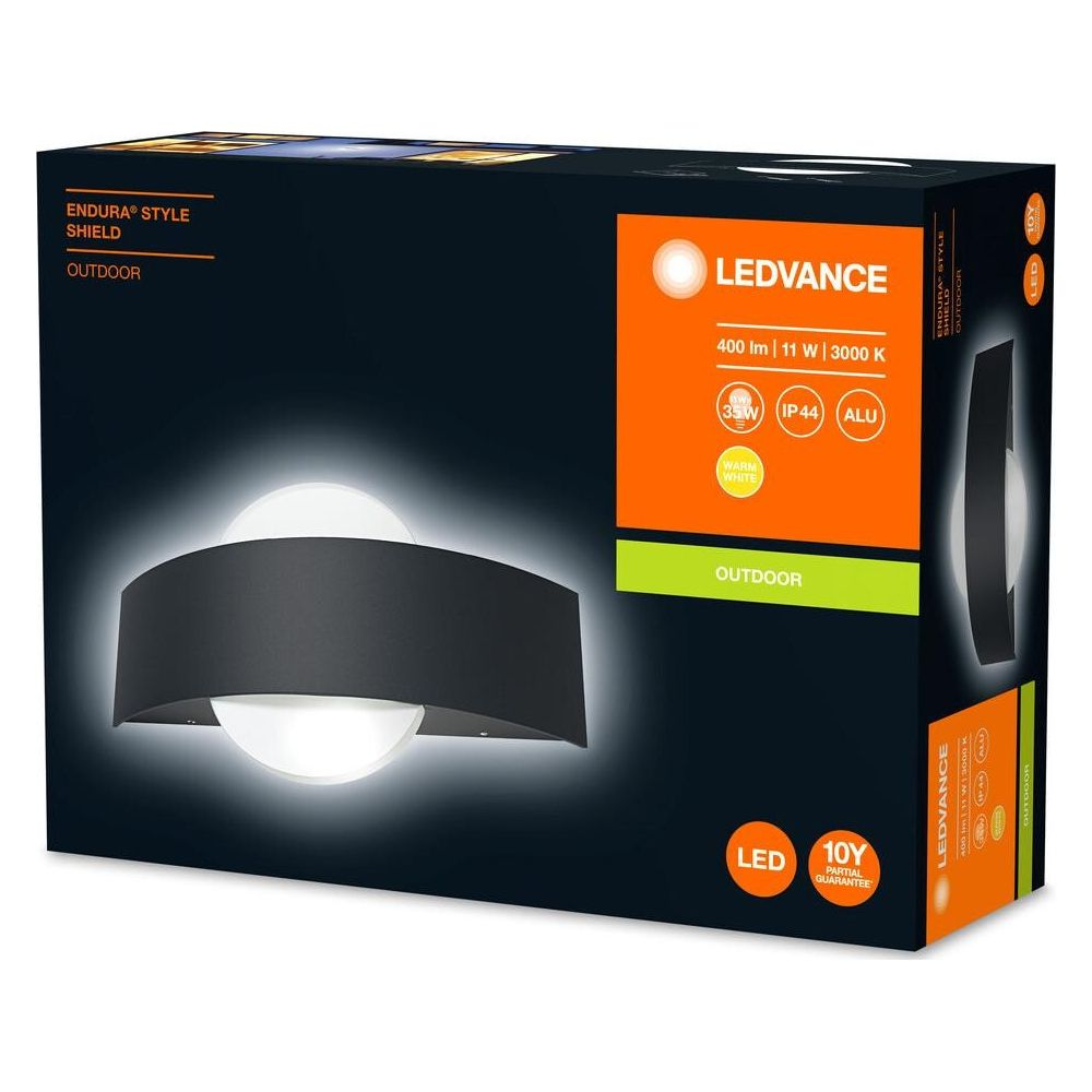 Verpackung für eine LEDVANCE Außenwandleuchte, schwarz und weiß.