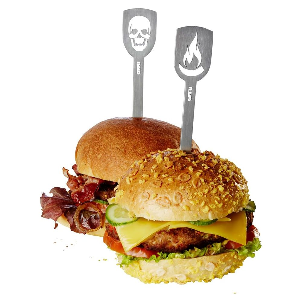 Due hamburger con spiedini GEFU, uno con teschio, l'altro con motivo a fiamma.