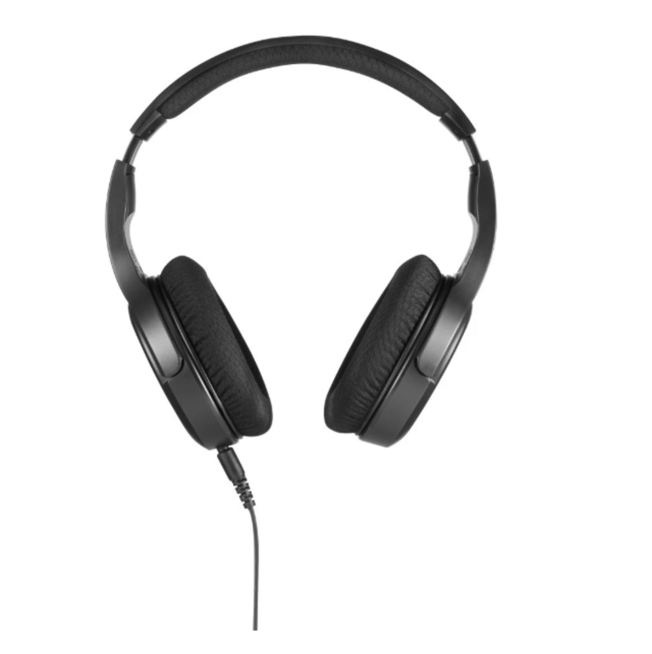 Casque noir avec écouteurs rembourrés et cordon.