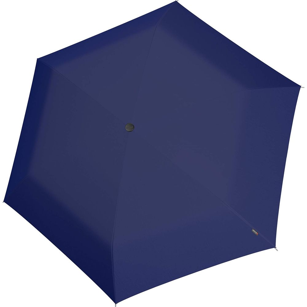 Ein dunkelblauer Regenschirm, von oben gesehen, mit einem grauen Knopf in der Mitte.