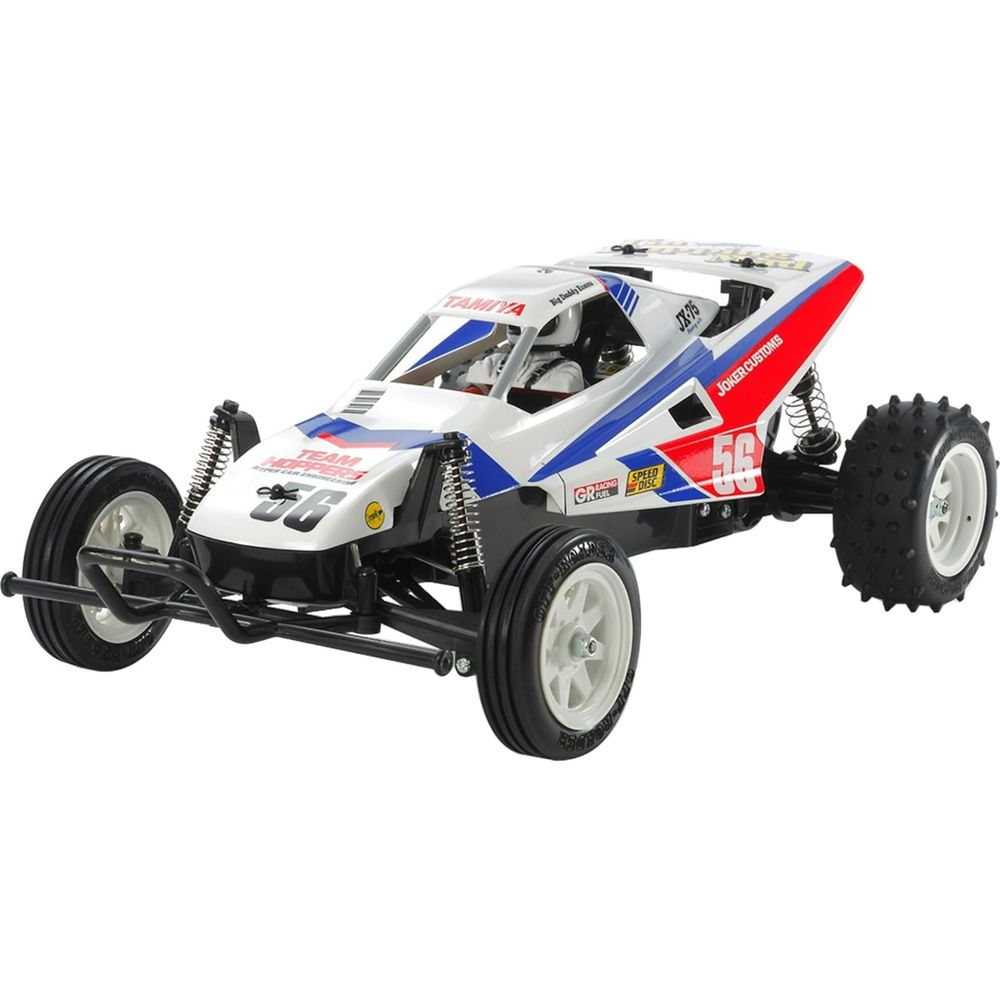 Une voiture de course télécommandée blanche avec des rayures bleues et rouges et le numéro 56.