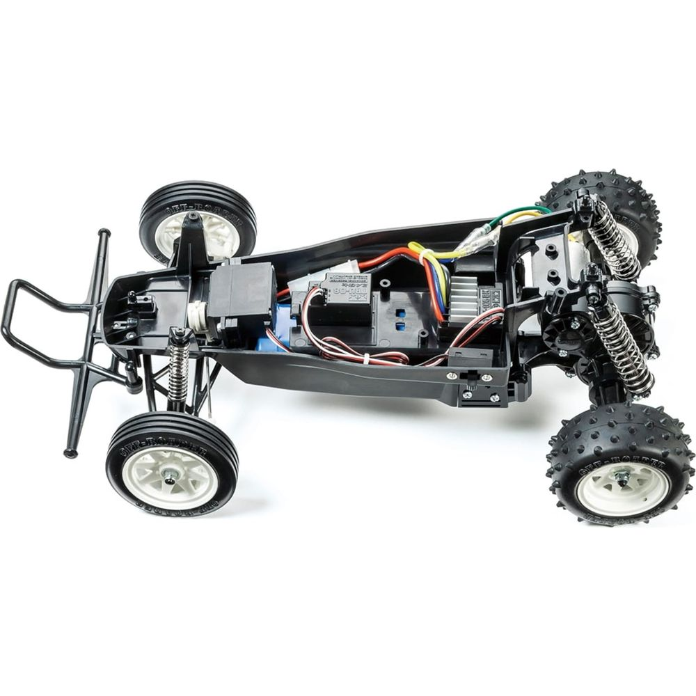 Châssis de voiture RC noir et gris avec fils apparents et amortisseurs.
