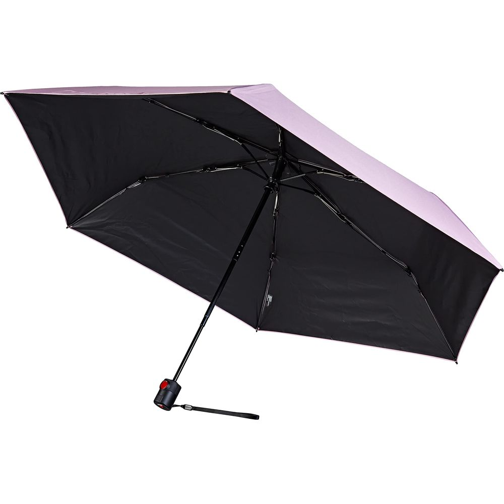 Ein hellviolett-schwarzer Regenschirm, geöffnet, mit schwarzem Griff und Handschlaufe.