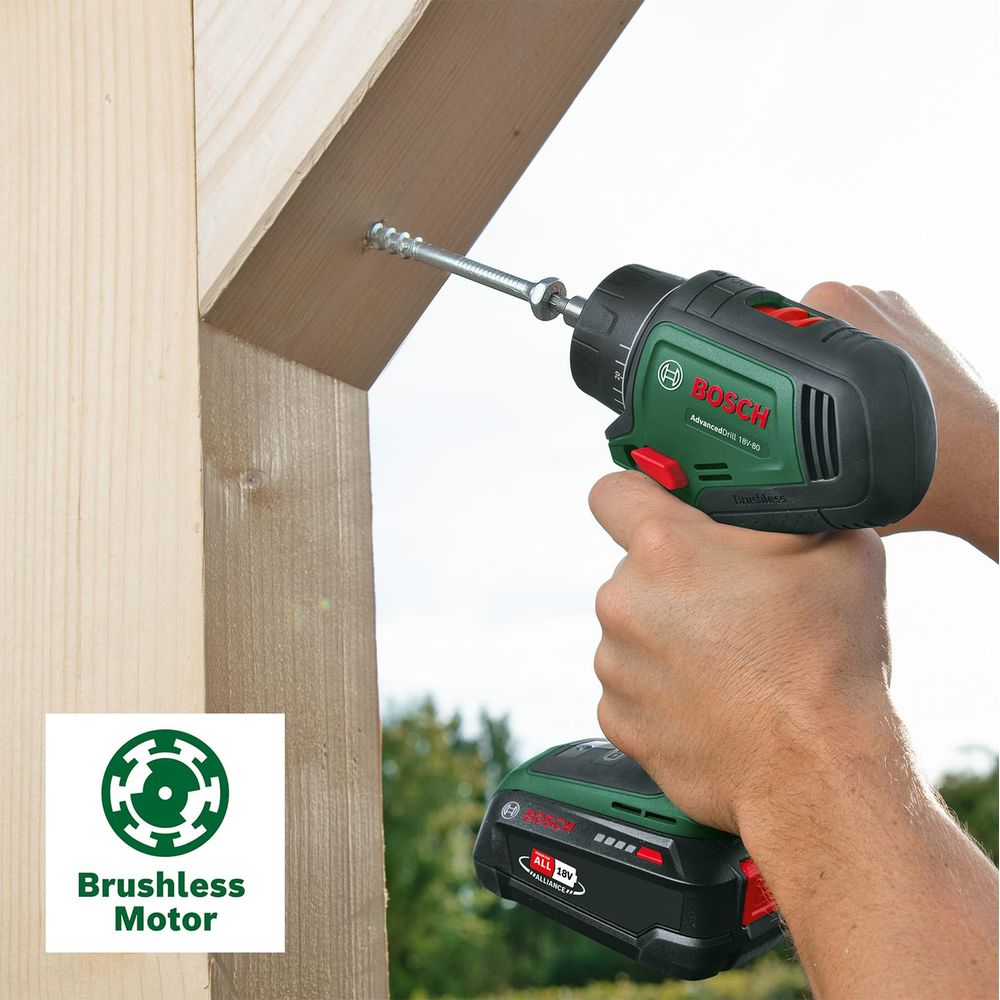 Hände benutzen einen Bosch Akku-Bohrer, um eine lange Schraube in Holzbalken im Freien zu schrauben.