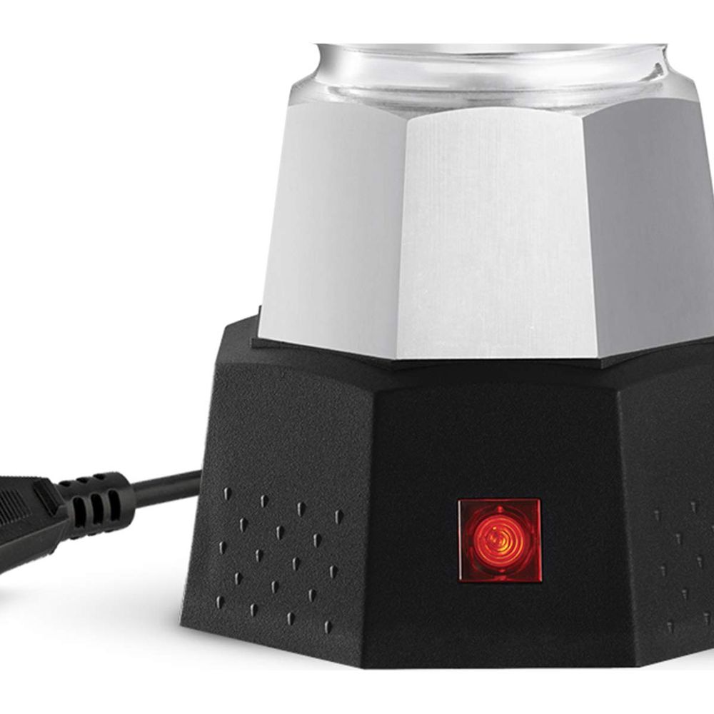 Czarna kawiarka z srebrną górną częścią i czerwoną lampką kontrolną. Kabel podłączony po lewej stronie.