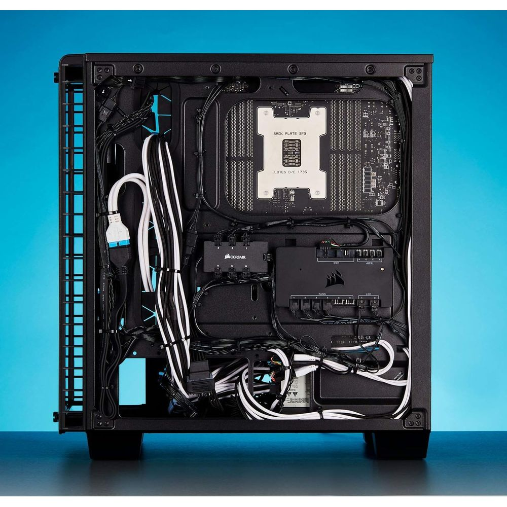 Vista interna di un case per computer nero con scheda madre, cavi e ventole.