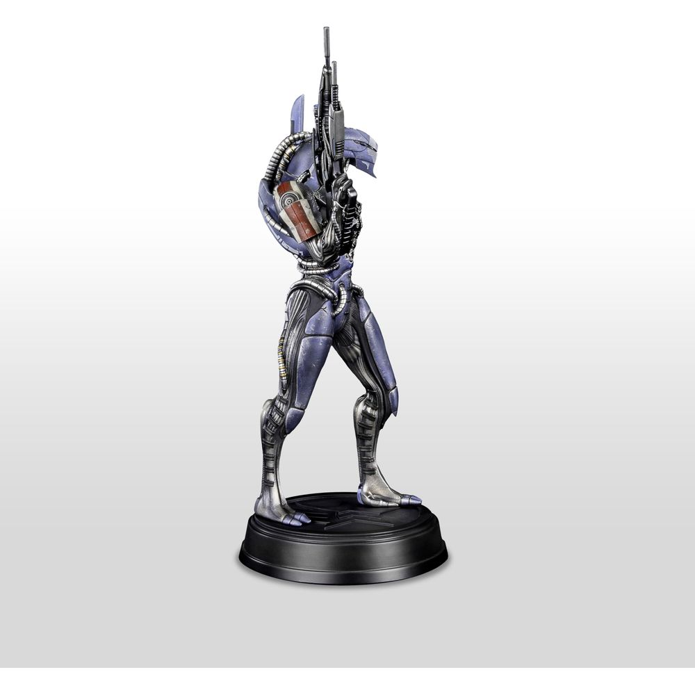 Eine lila und silberne Roboterfigur mit einer Waffe, die auf einem schwarzen Sockel steht.