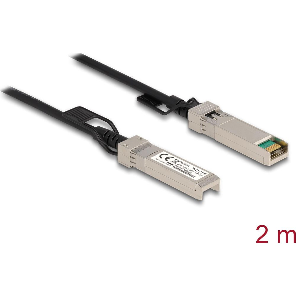 Due cavi di rete neri con connettori SFP argentati su sfondo bianco.
