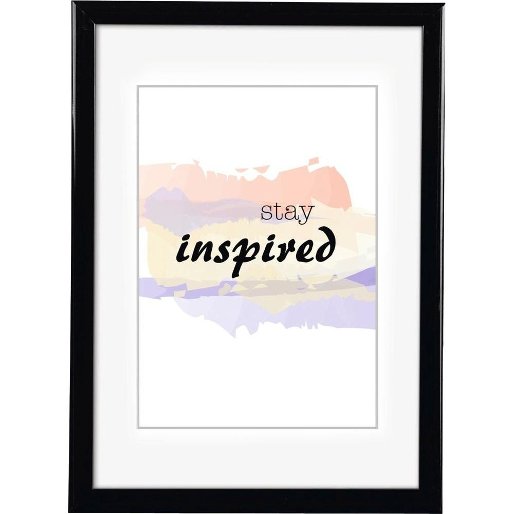 Oprawiona grafika z napisem 'stay inspired' na pastelowych plamach akwareli.