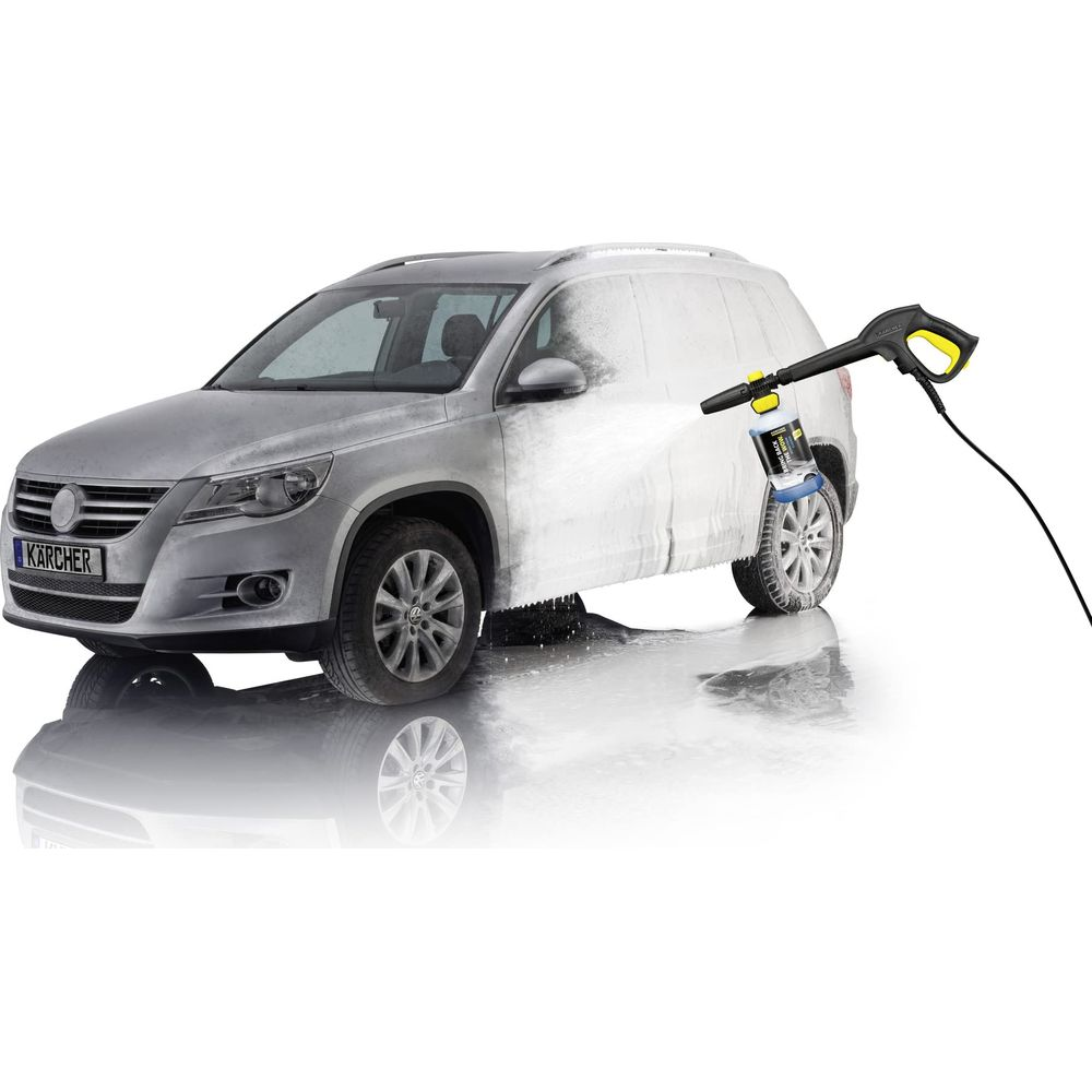 SUV argento schiumato da idropulitrice con manico giallo.