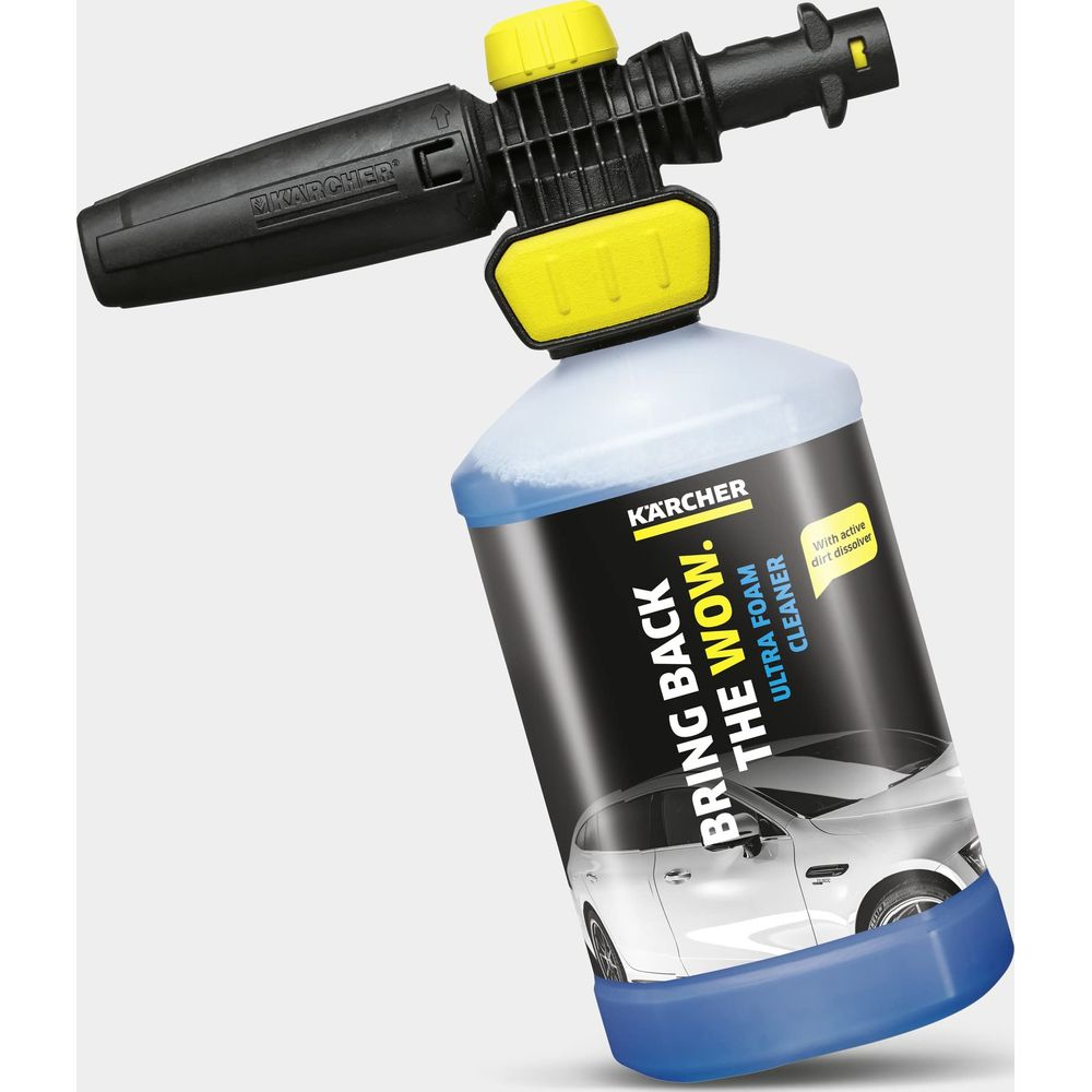 Detergente schiumogeno Kärcher con ugello spray e contenitore blu, mostra un'auto.
