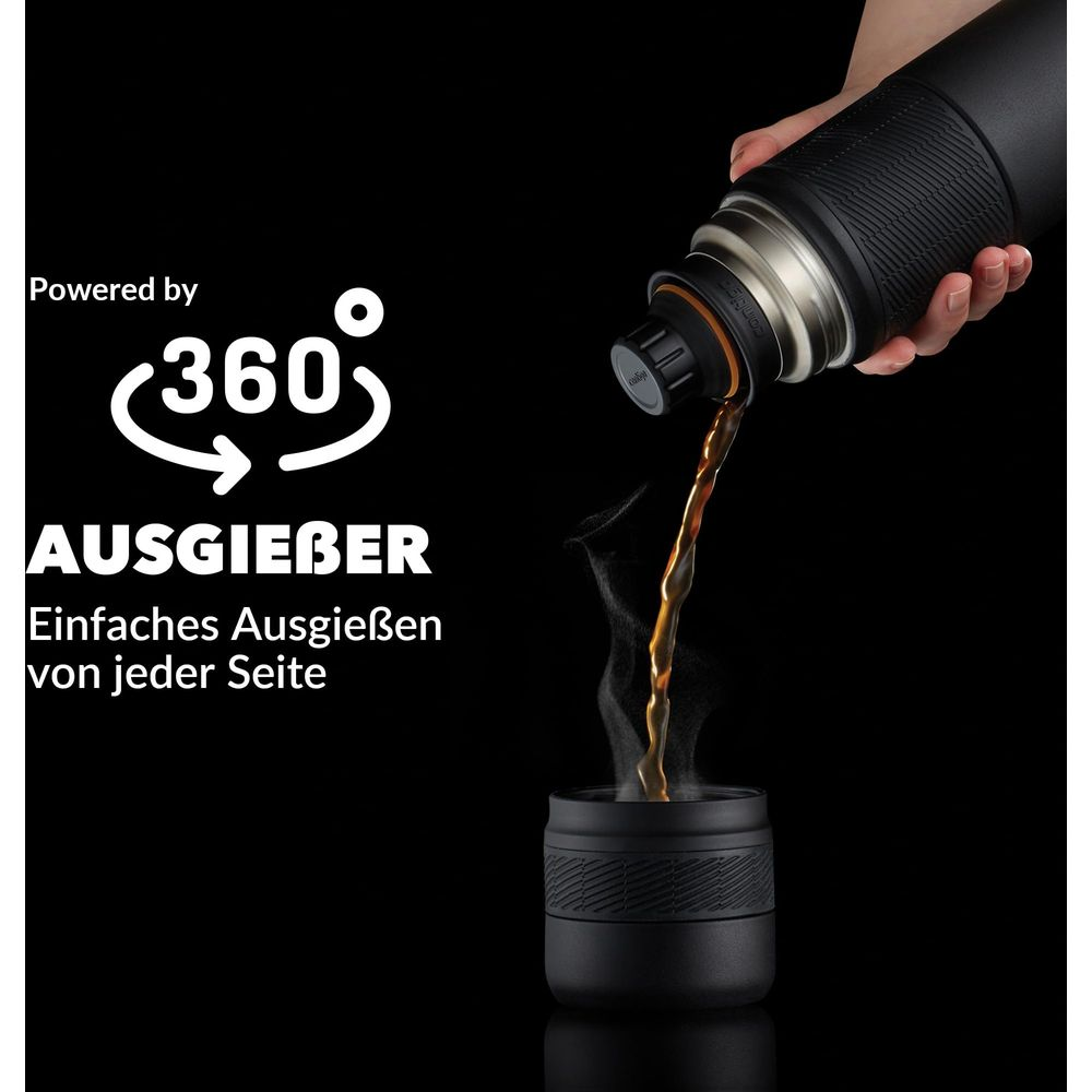 Ein schwarzer Thermosbehälter gießt Kaffee in eine schwarze Tasse. Text: 360° Ausgießer.