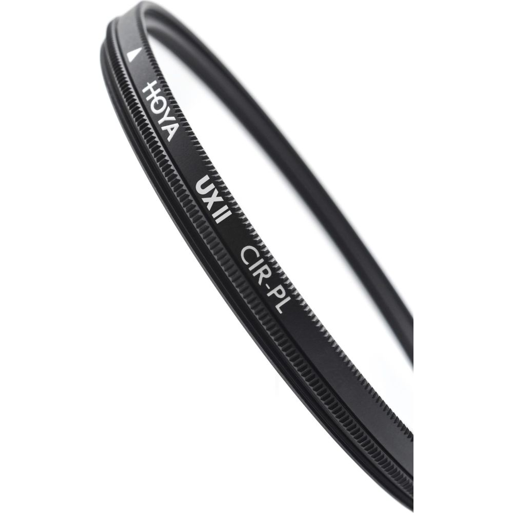 Un filtre d'objectif Hoya UXII CIR-PL avec un cadre en métal noir.