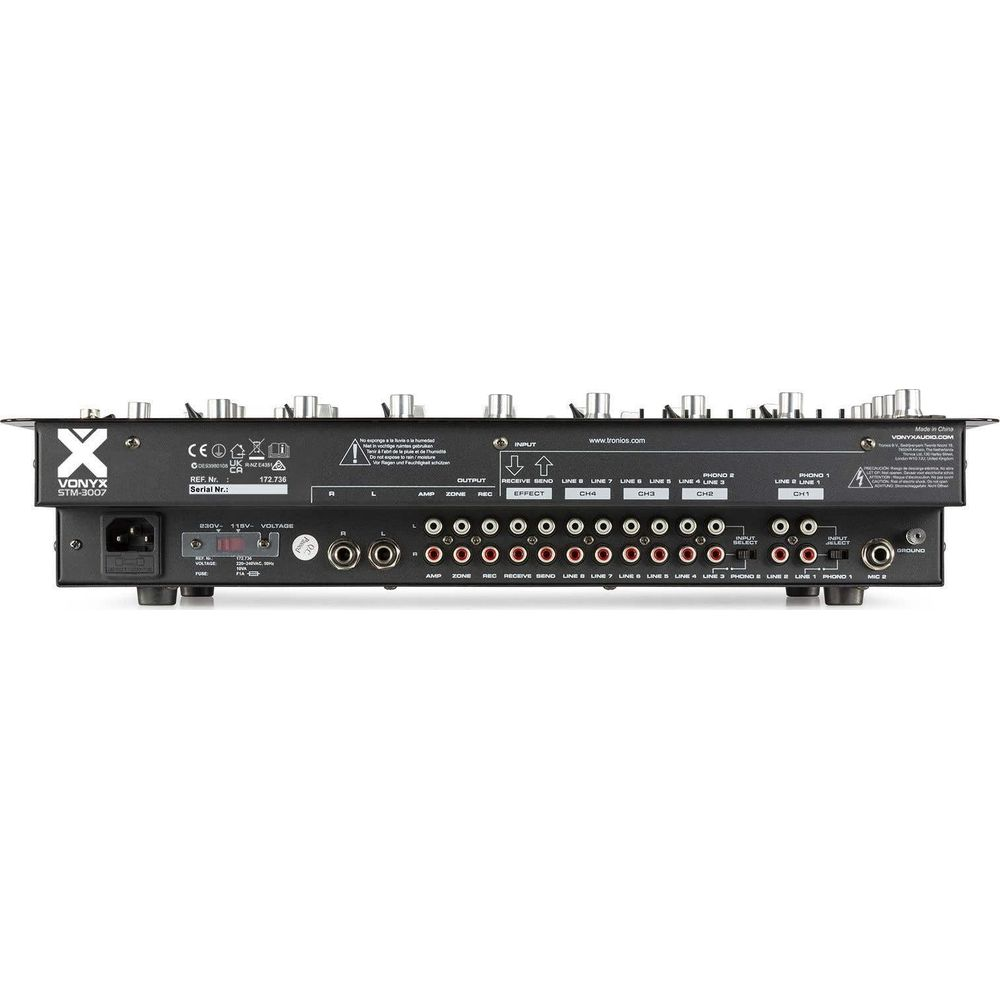 Vista trasera de una mesa de mezclas Vonyx STM-3007 con muchas conexiones y etiquetas.