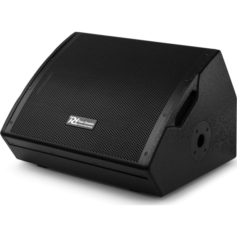 Altavoz negro en forma de cuña con frente de malla y logo. Fondo blanco.