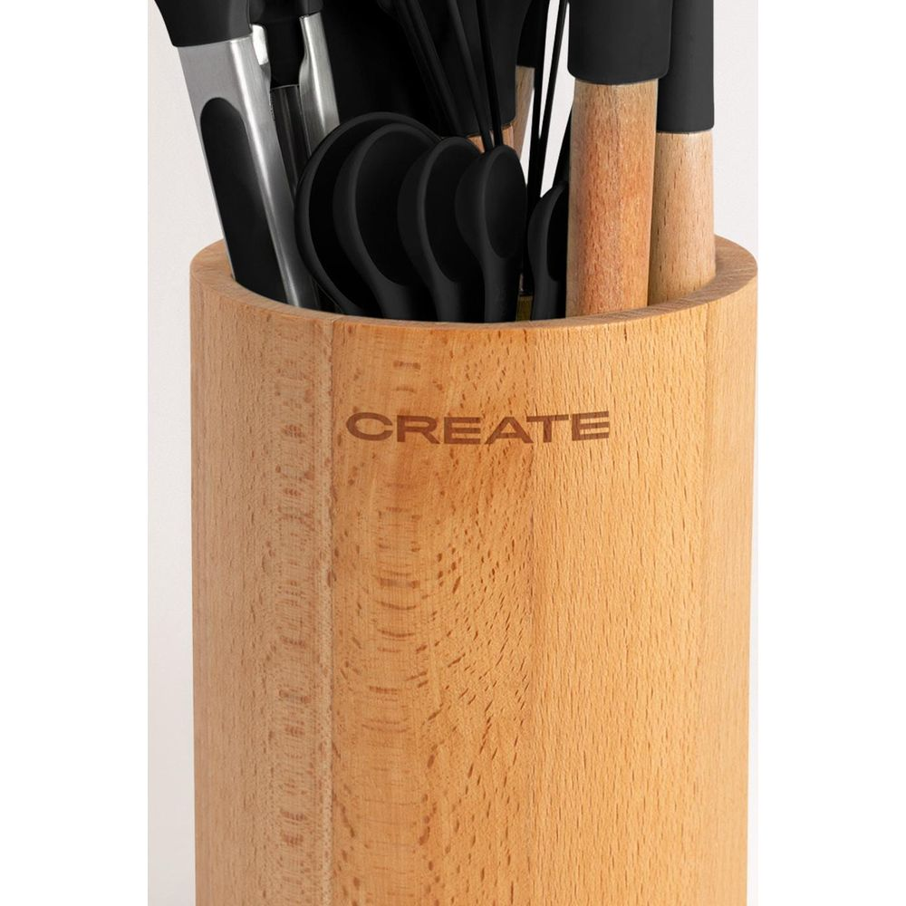 Porta utensilios de madera con utensilios de cocina negros y la palabra CREATE.