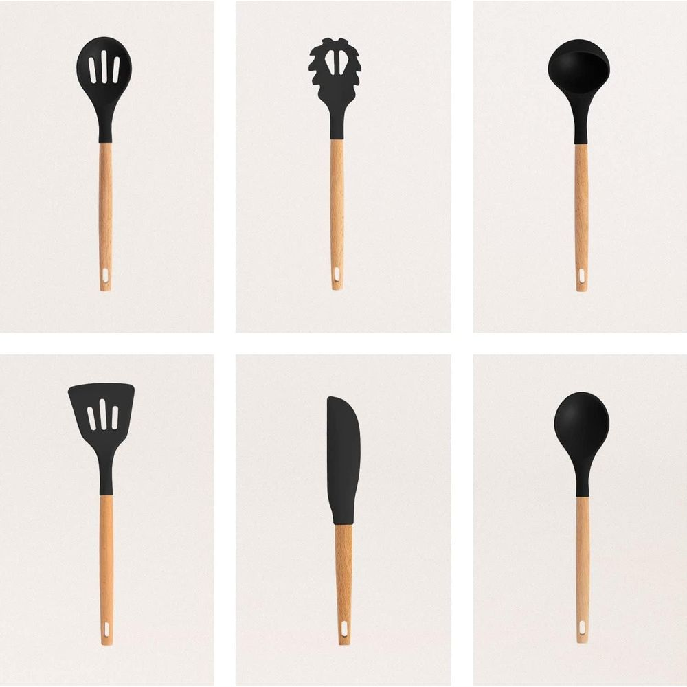 Seis utensilios de cocina con mangos de madera: espumadera, servidor de pasta, cucharón, espátula, esparcidor, cuchara.