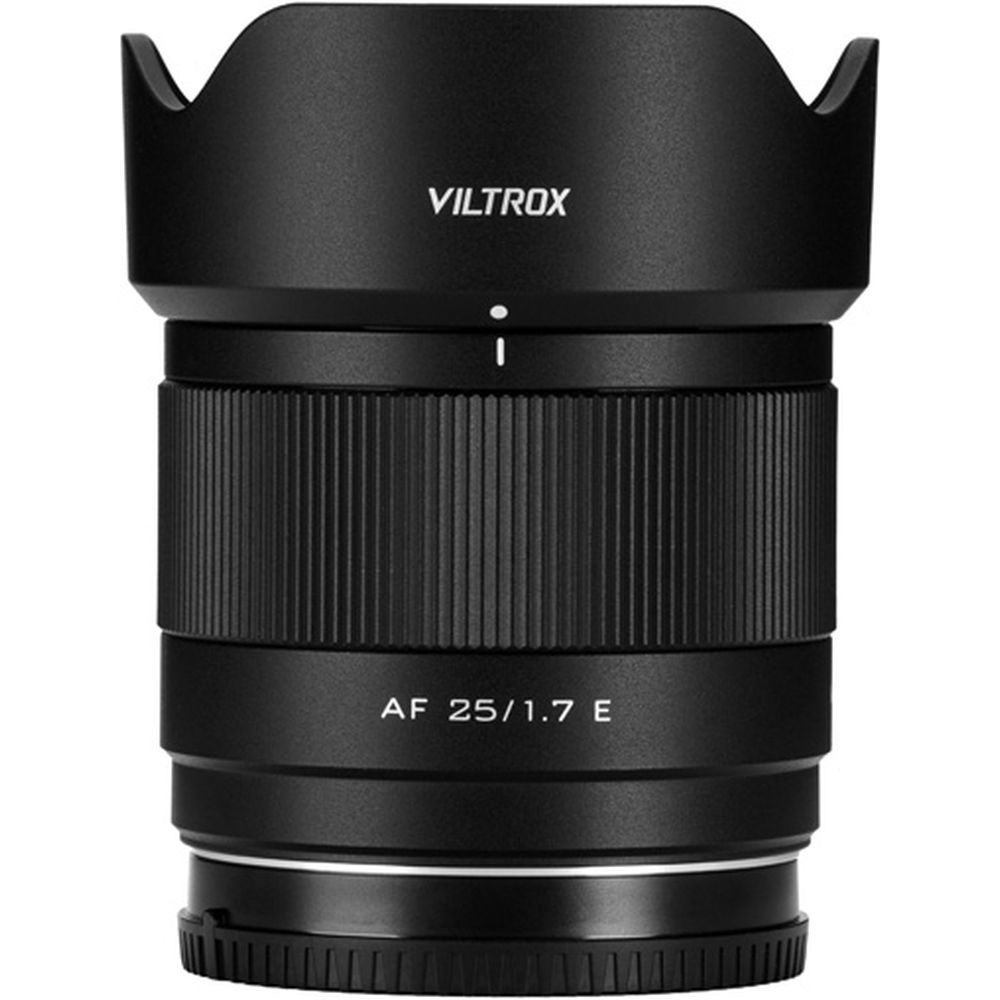Een zwarte Viltrox AF 25/1.7 E lens met lenskap, op witte achtergrond.