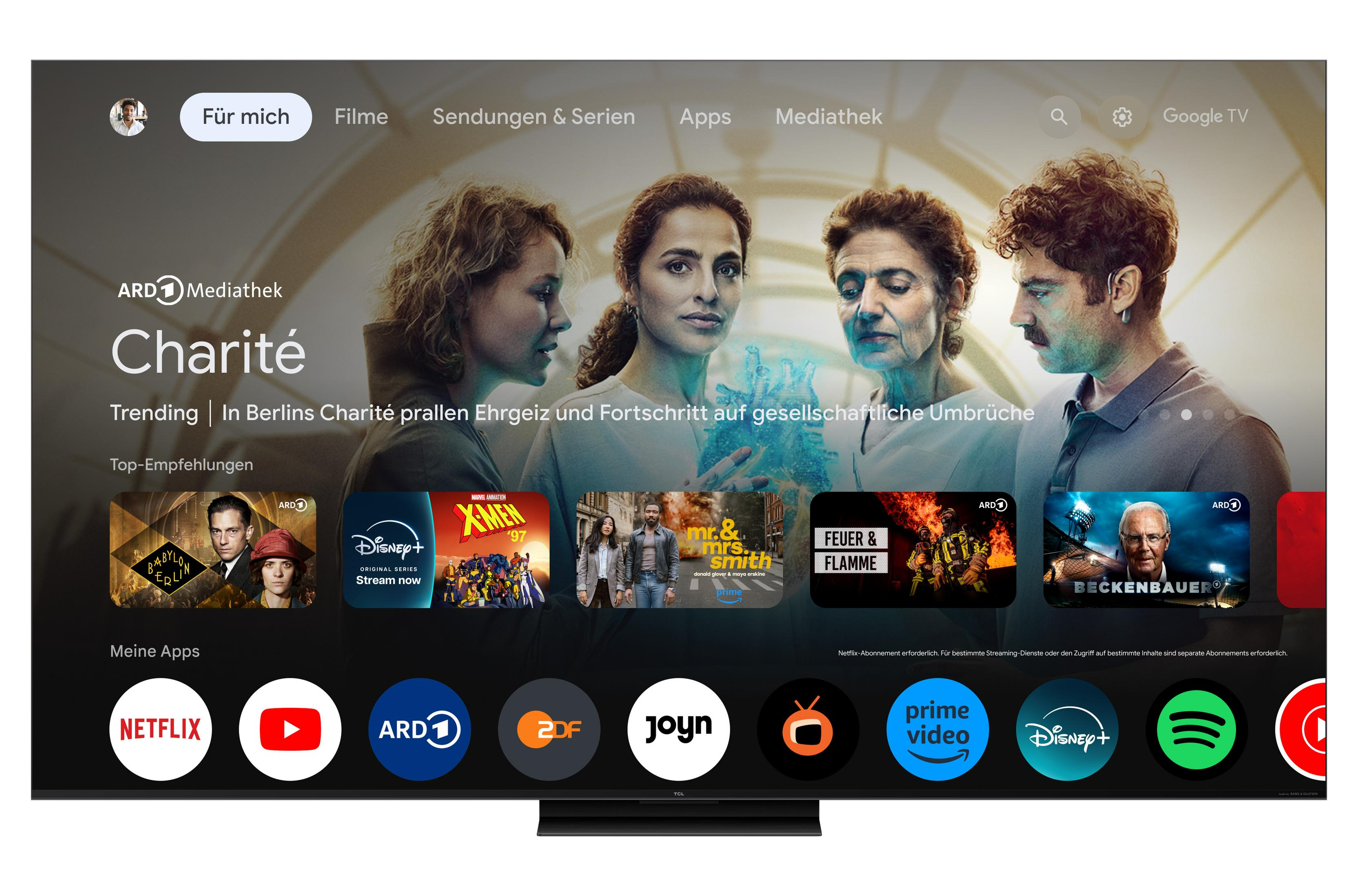 Schermata iniziale con suggerimenti serie e icone app. Quattro persone sullo sfondo.