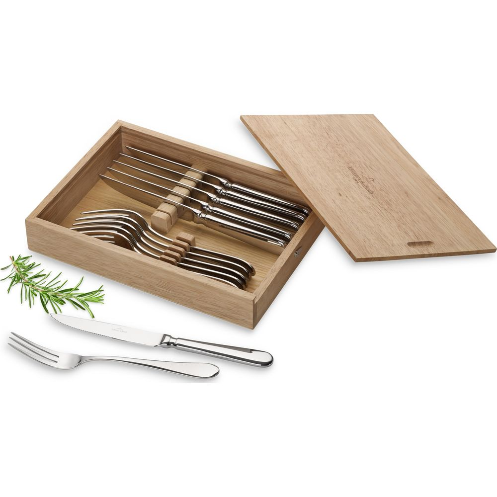 Besteckset aus Metall in einer Holzschale mit Deckel, daneben ein Messer und eine Gabel.