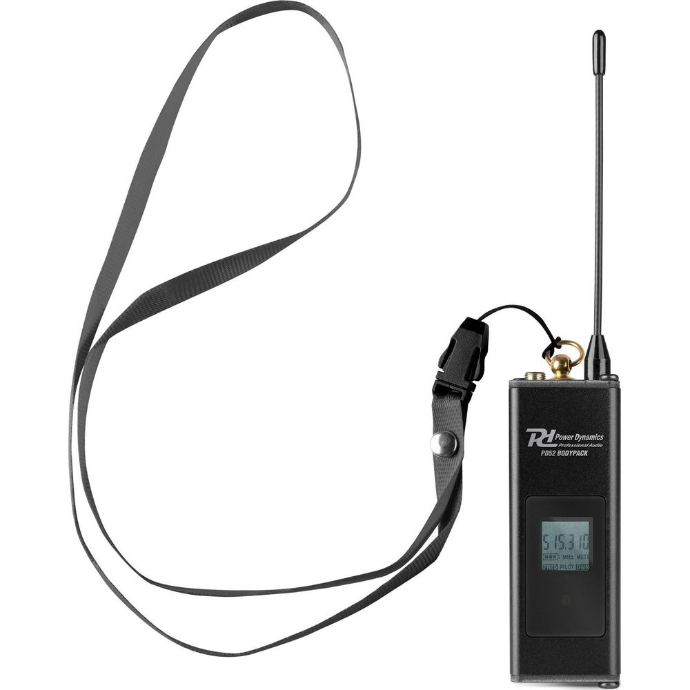 Transmisor bodypack negro con antena y cordón. Muestra frecuencia y estado de batería.