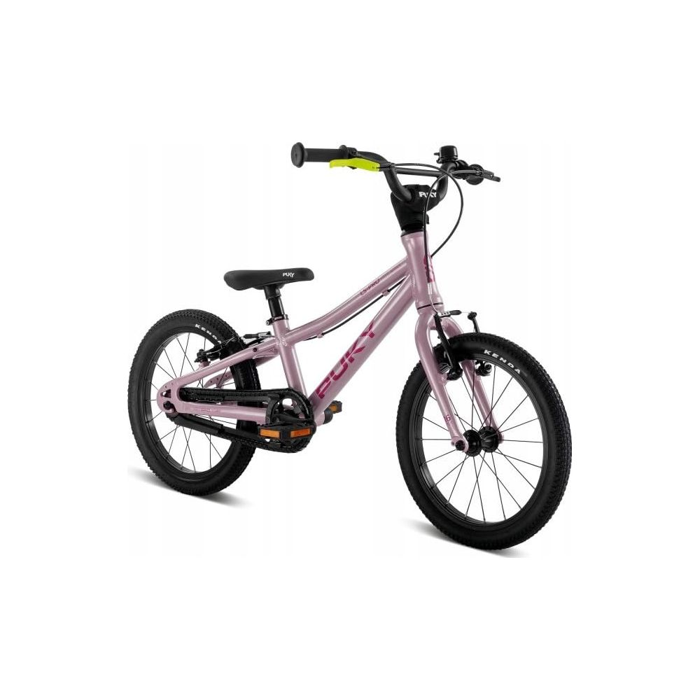 Ein rosafarbenes Kinderfahrrad mit gelben Griffen und schwarzen Reifen.
