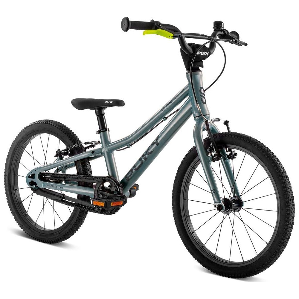 Ein graues Kinderfahrrad mit schwarzen Reifen und gelben Griffen steht vor weißem Hintergrund.