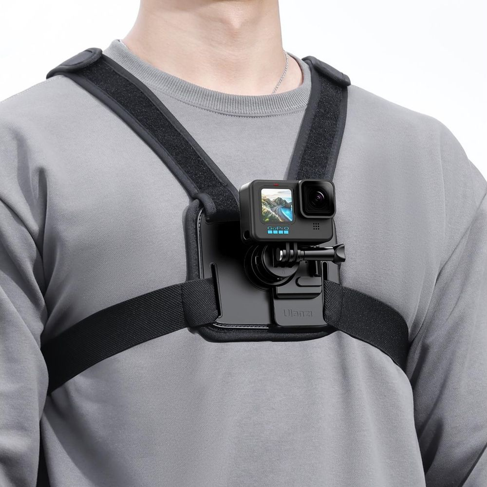 Osoba nosząca uchwyt GoPro na klatkę piersiową z kamerą. Szara bluza.