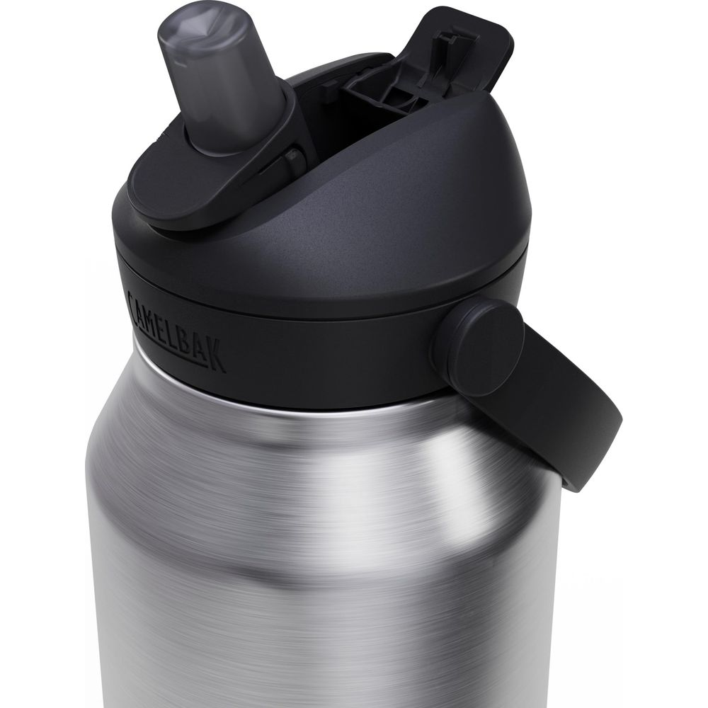 Eine Nahaufnahme eines silbernen Camelbak-Wasserflaschenverschlusses mit schwarzem Griff und Strohhalm.