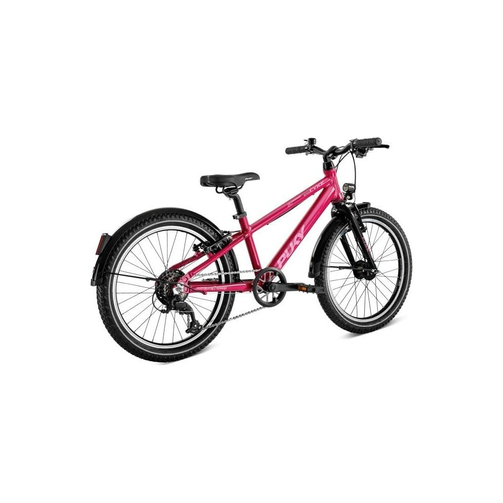 Ein pinkes Kinderfahrrad mit Schutzblechen und Reflektoren steht vor weißem Hintergrund.