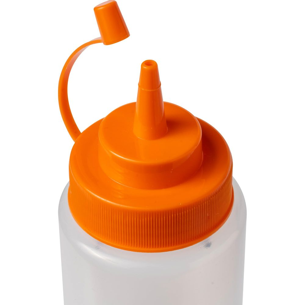 Nahaufnahme des orangen Deckels und Ausgießers einer durchsichtigen Flasche.