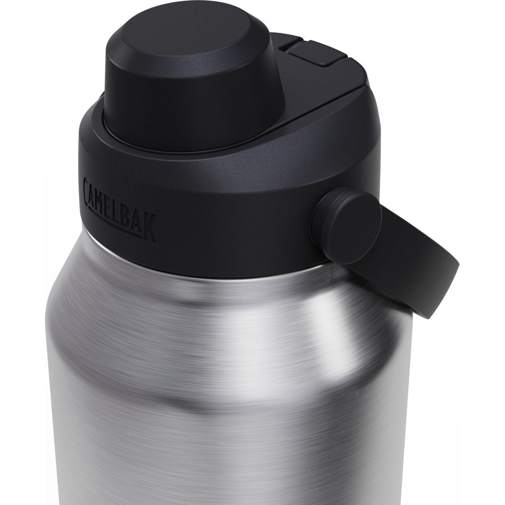 Nahaufnahme einer Edelstahl-Wasserflasche mit schwarzem Deckel und Griff. Camelbak-Logo sichtbar.