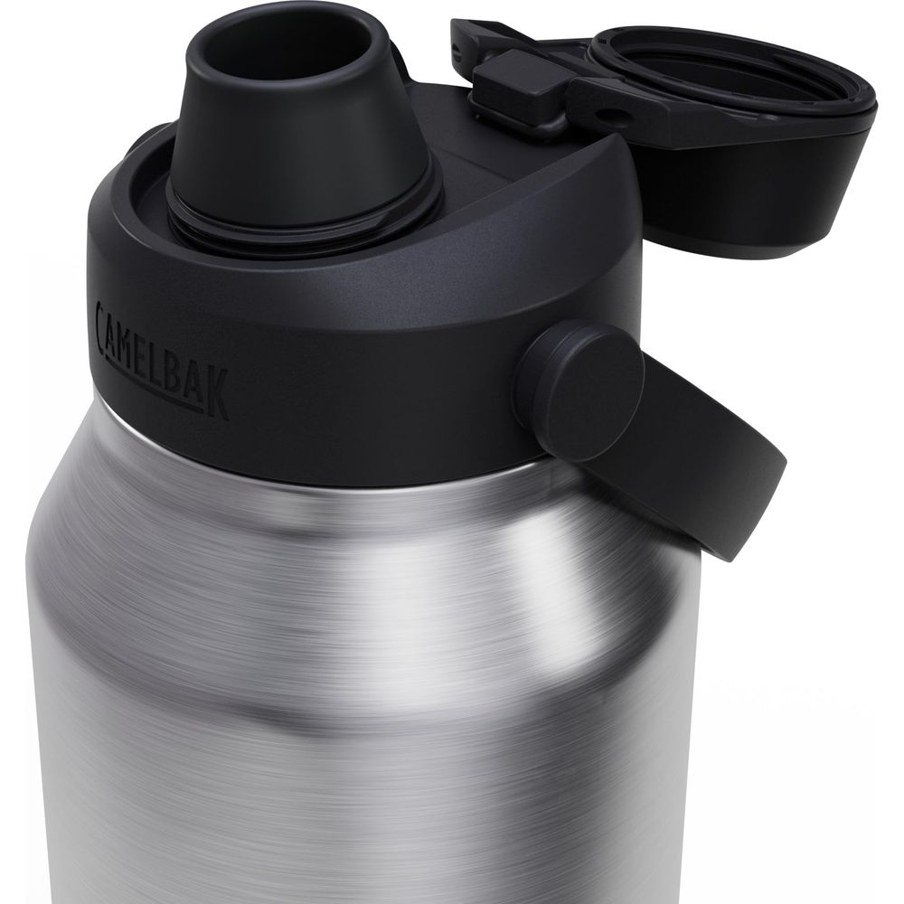 Silberne Camelbak-Flasche mit schwarzem Deckel und Griff. Nahaufnahme.
