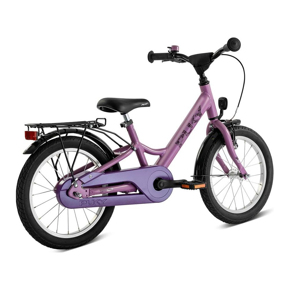 Ein lila Puky Fahrrad mit Gepäckträger und Klingel, vor weißem Hintergrund.