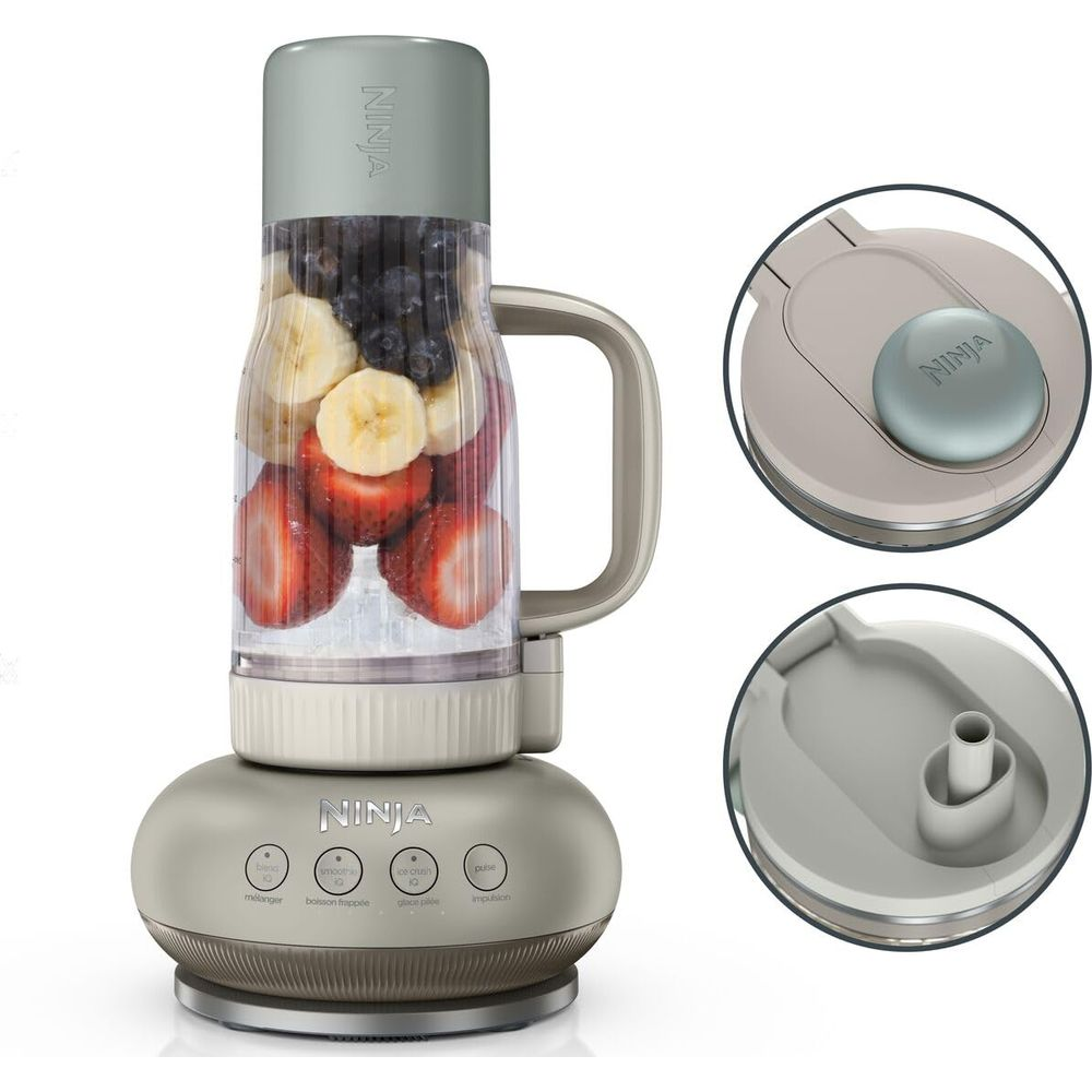 Blender Ninja z owocami, jagodami, bananami i truskawkami w kubku.