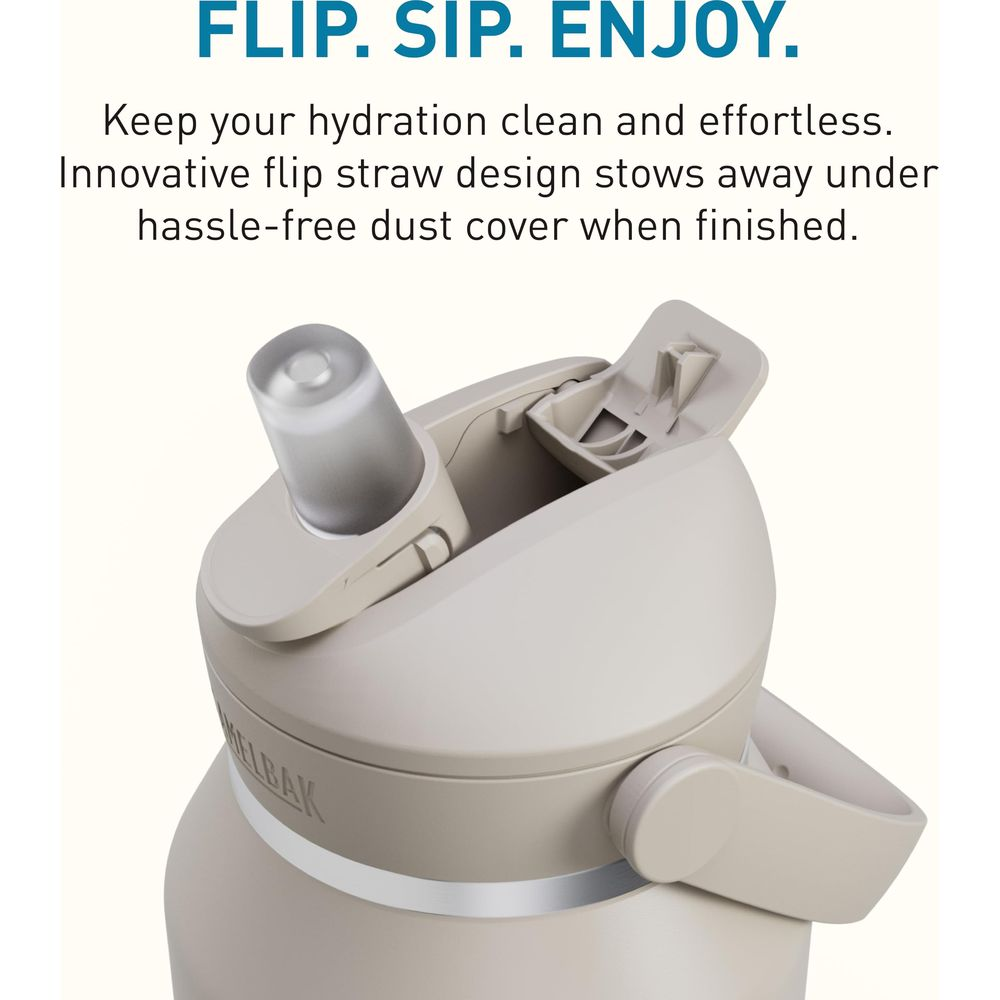 Nahaufnahme eines beigefarbenen Wasserflaschenverschlusses mit Flip-Strohhalm und Staubschutz.