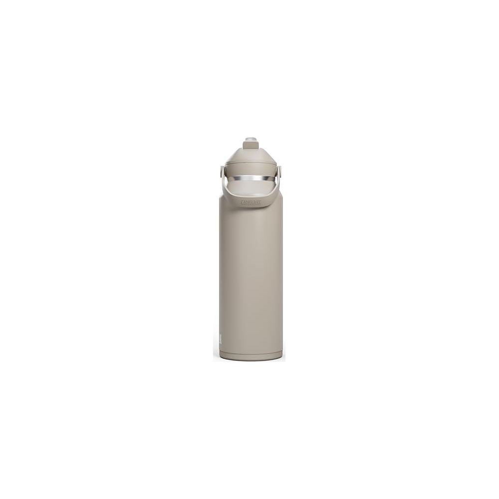 Eine beige Camelbak-Wasserflasche mit Griff und Strohhalmdeckel auf weißem Hintergrund.