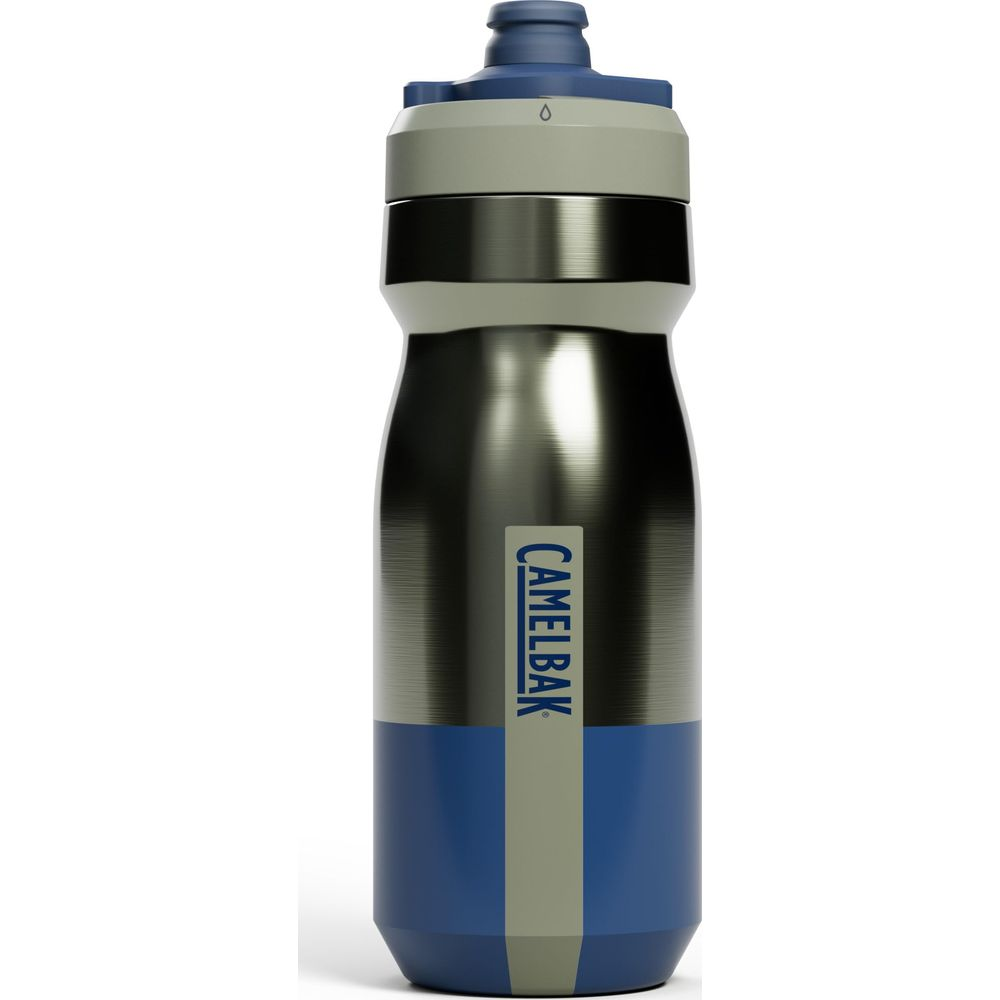 CamelBak-Wasserflasche mit blauem und grauem Streifenmuster und silbernem Korpus.