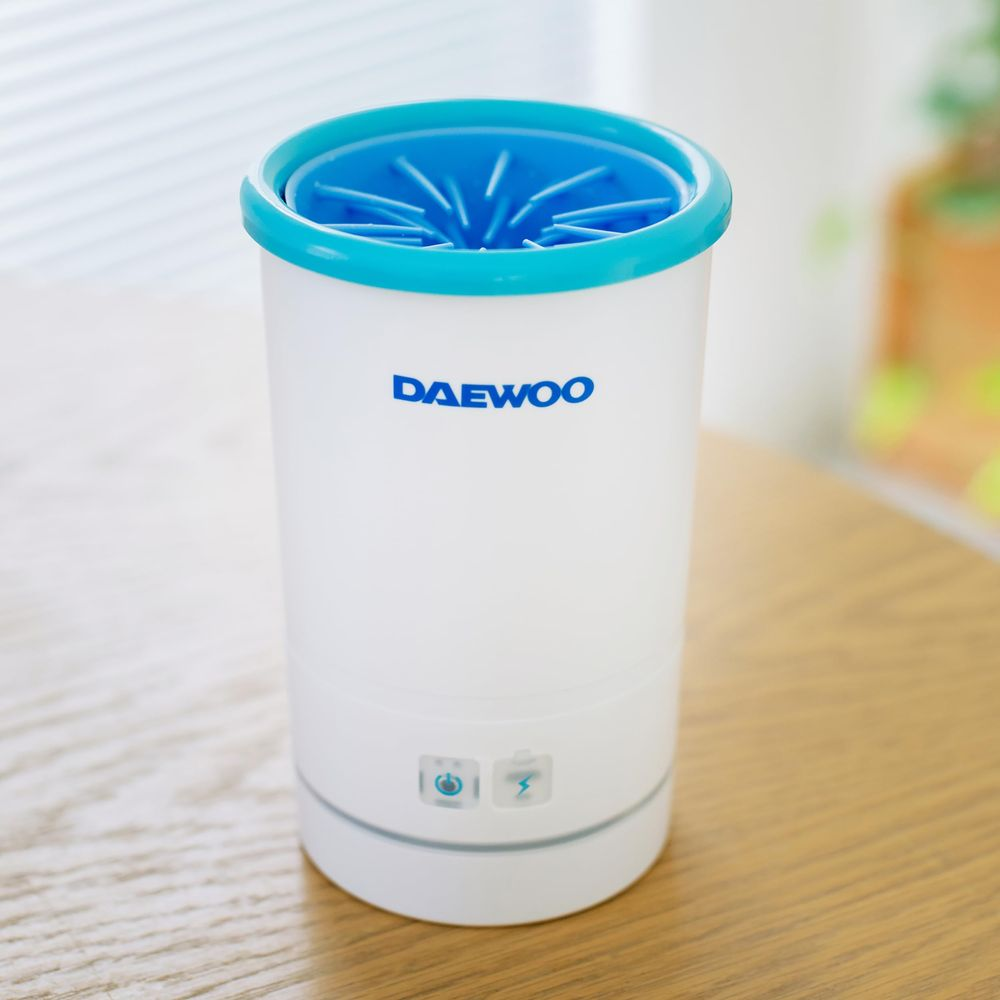 Ein weißer Daewoo-Becher mit blauem Rand und Borsten im Inneren.