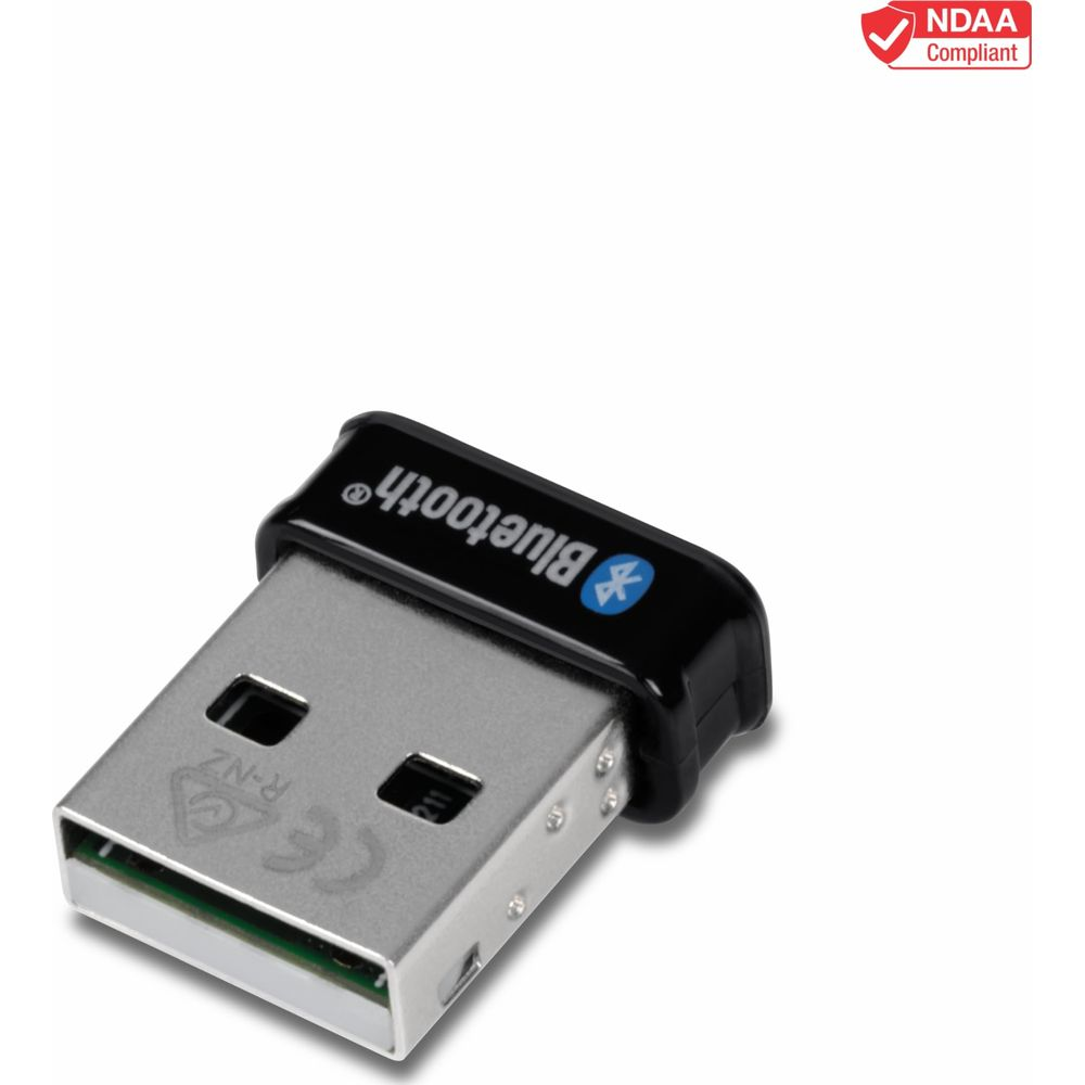 Un petit adaptateur USB Bluetooth argenté avec un dessus noir et un sceau conforme NDAA.