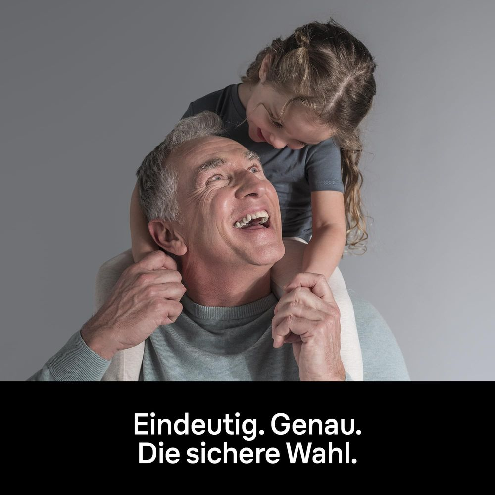 Un hombre con un niño en sus hombros, ambos sonriéndose.