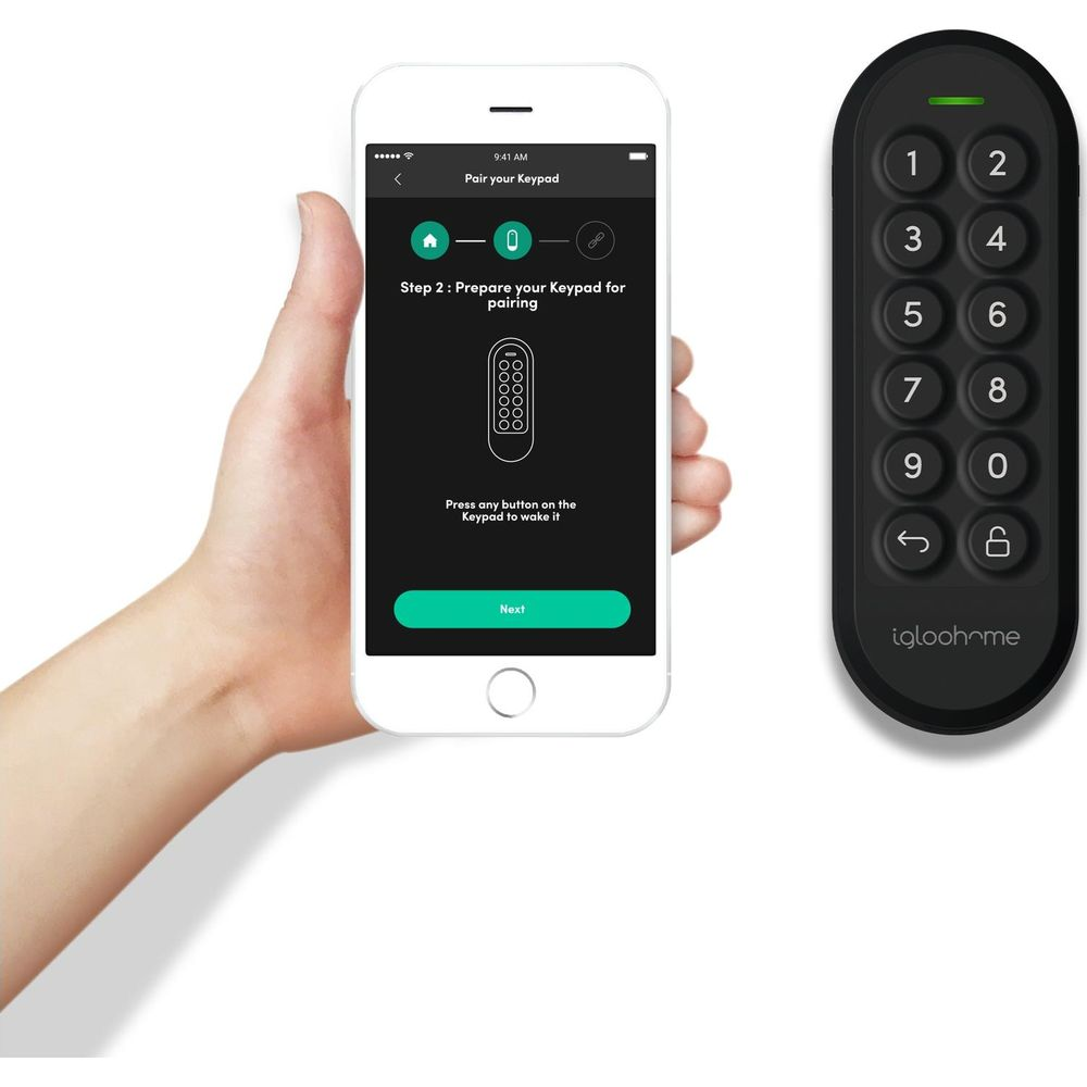 Ein Smartphone zeigt eine Anleitung zur Kopplung eines Keypads, daneben eine Fernbedienung.