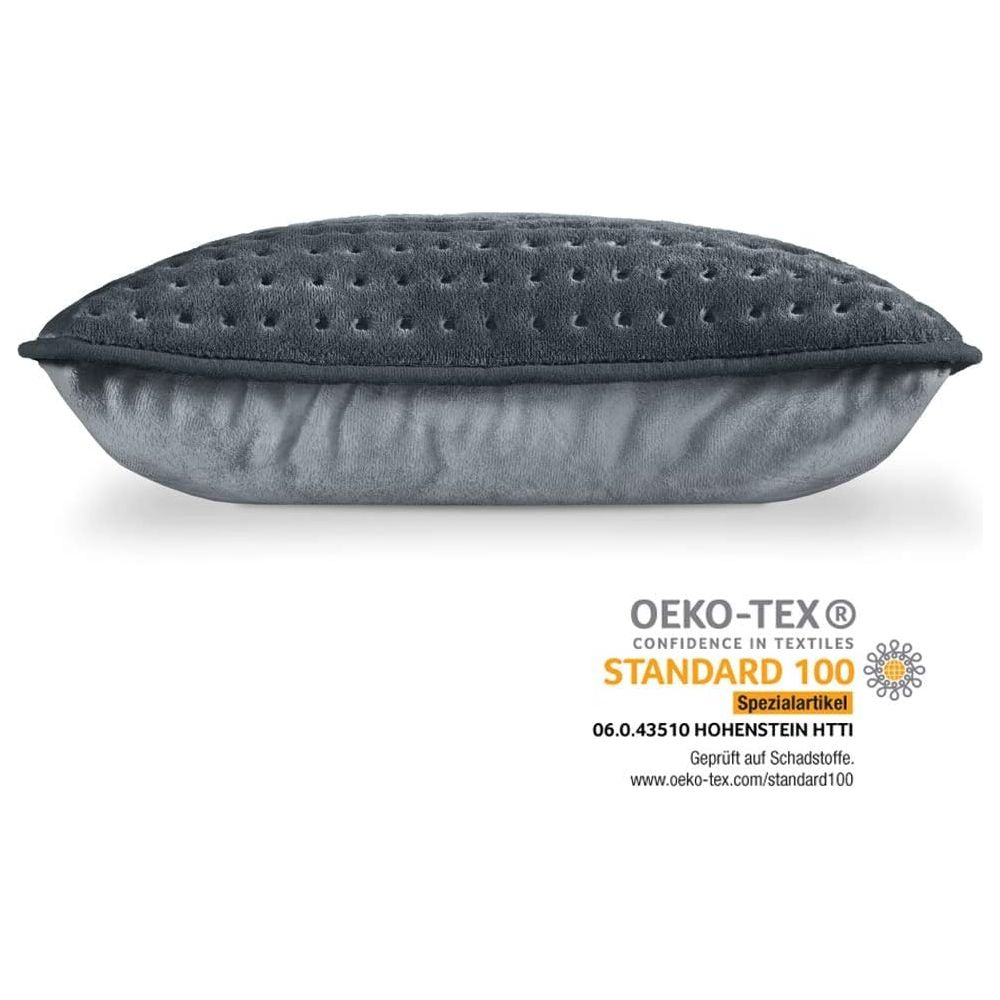 Grijs kussen met ingebedde stippen en het OEKO-TEX® Standard 100 keurmerk.