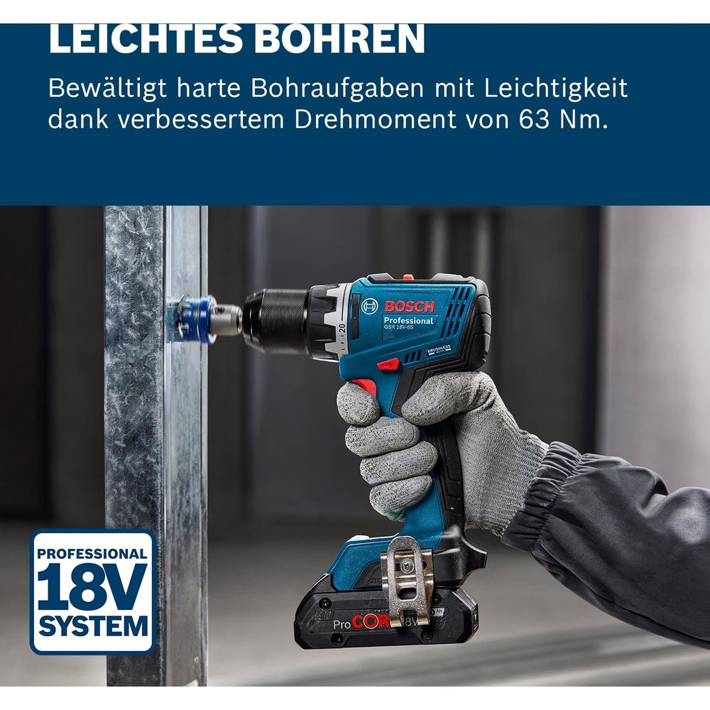 Ein Bosch Bohrer bohrt ein Loch in Metall. Ein Mann trägt Handschuhe.