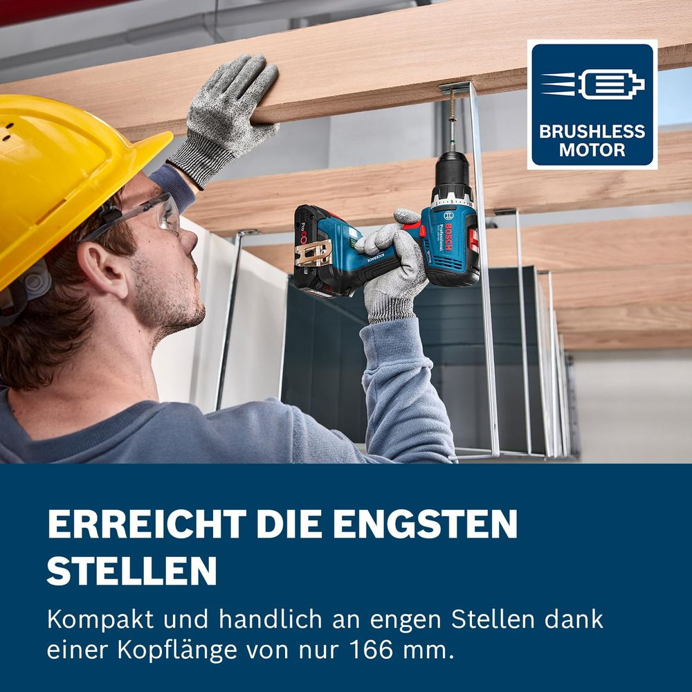 Ein Mann mit Helm schraubt mit einem Akkuschrauber ein Holzbrett an.