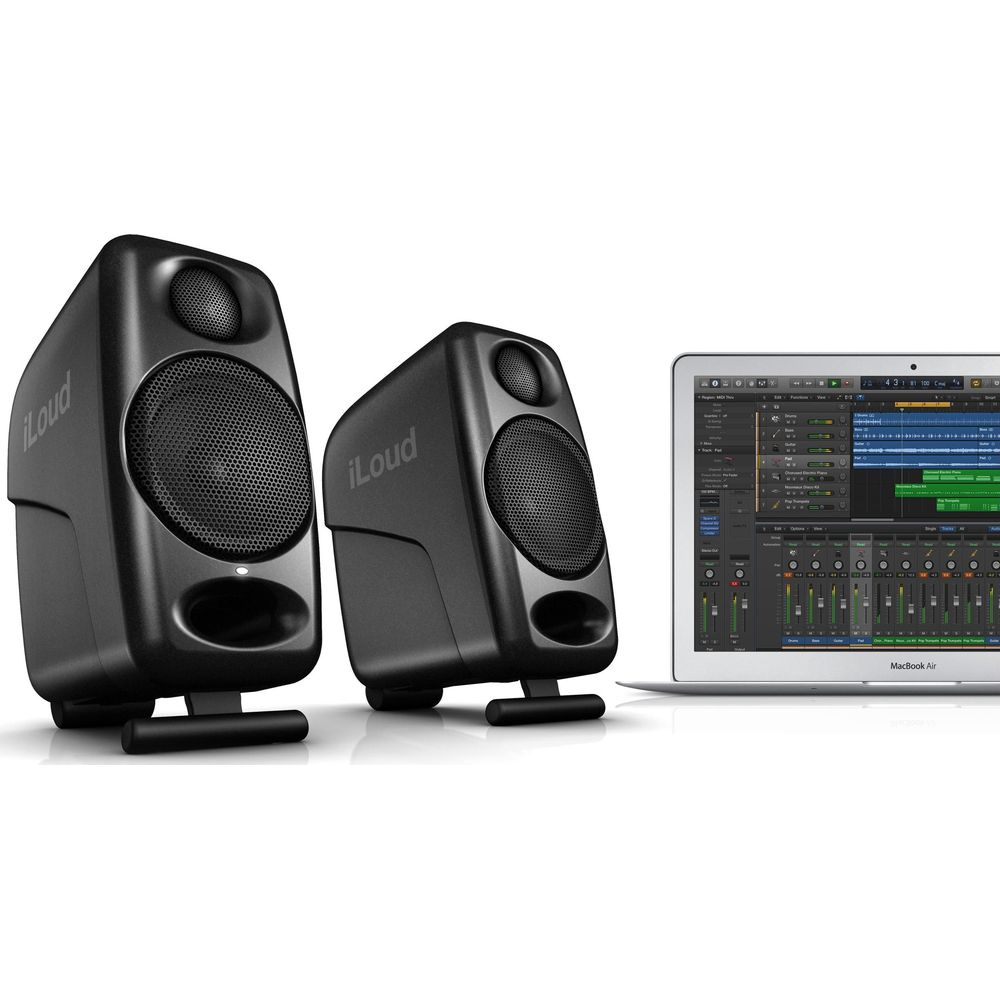 Due altoparlanti iLoud neri e un MacBook Air che mostra software musicale.