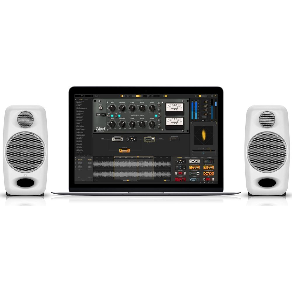 Un laptop che mostra software audio, affiancato da due altoparlanti bianchi.